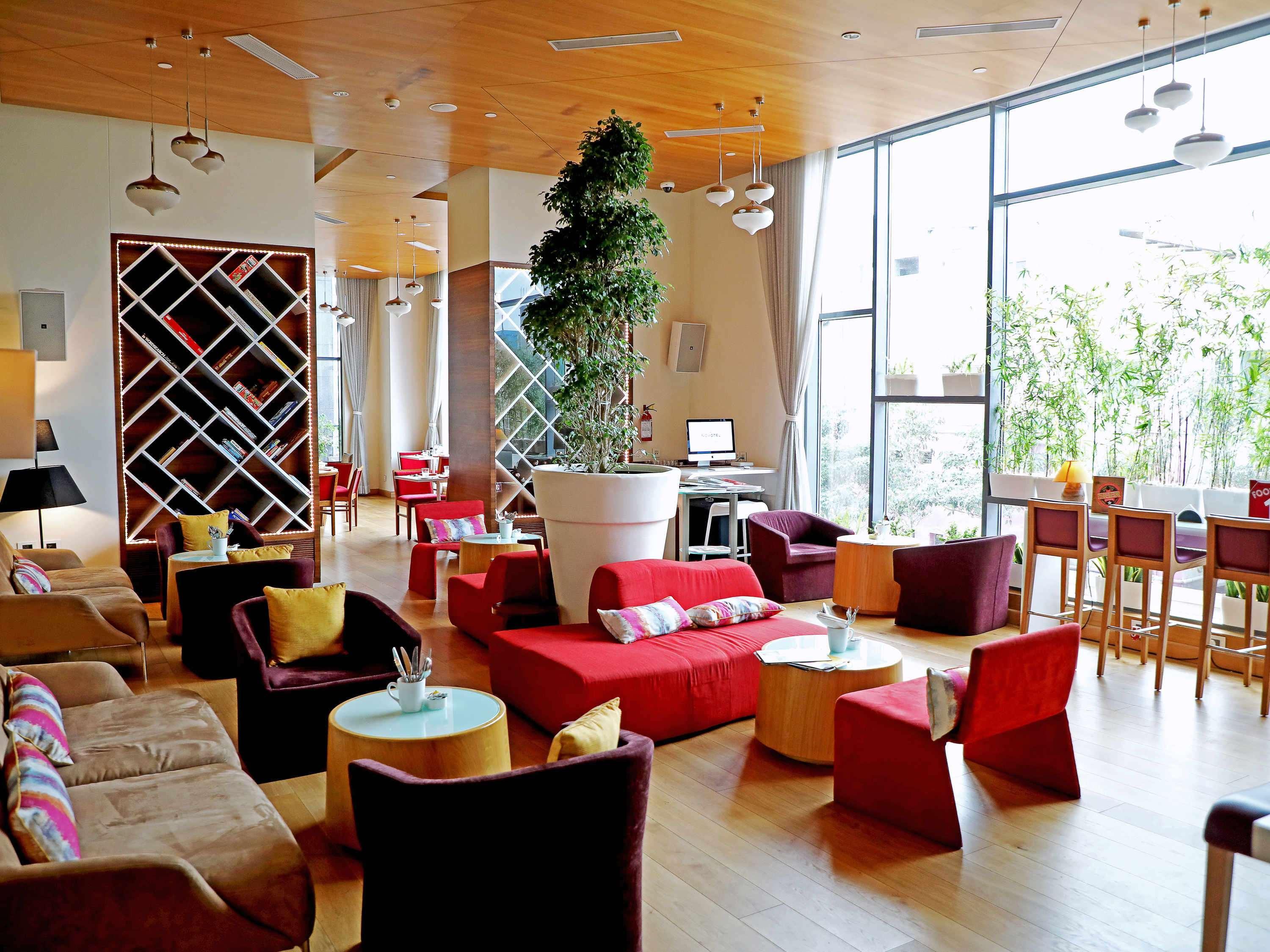 Novotel Chennai Sipcot Exterior foto The lounge at the airport